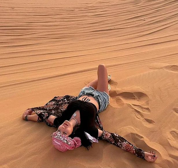 aleyna-tilkiyi-golgede-birakan-annesi-havva-oztele-tepkiler-dinmiyor-bergenin-anisina-1647716084021.jpeg Aleyna Tilki'yi gölgede bırakan annesi Havva Öztel'e tepkiler dinmiyor! Bergen'in anısına...-5