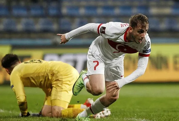 galatasaray-ve-milli-takimi-sirtlayan-kerem-performansinin-odulunu-aliyor-1637184587360.jpeg Galatasaray ve Milli Takım’ı sırtlayan kerem performansının ödülünü alıyor-5