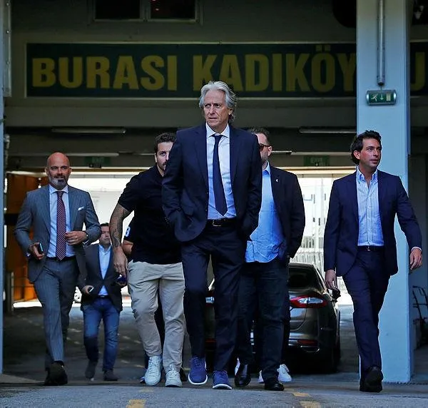 fenerbahce-baskani-ali-koc-larnaca-galibiyetinin-ardindan-jorge-jesusa-keske-yollarimiz-2018de-kesisseydi-1665186850669.jpeg