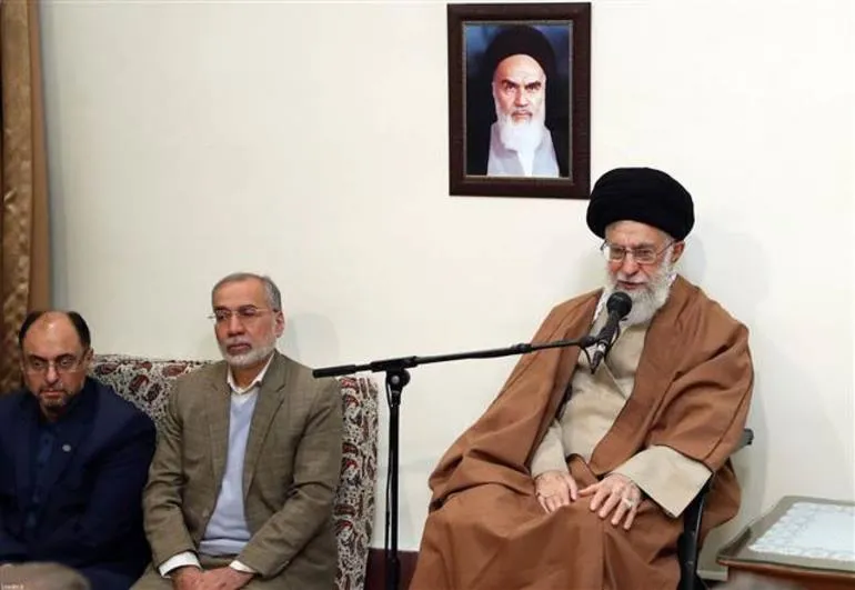 FOX, İranlı göstericileri gazlıyor!