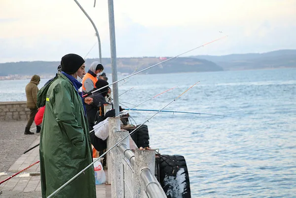 canakkaleil-hifzissihha-kurulu-olta-balikcilari-icin-3-metre-kurali-getirdi-kurallara-uymayanlar-1607702467861.jpg