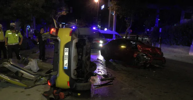 İstanbul Üsküdar'da lüks araç taksiye çarptı: 1'i ağır 3 yaralı