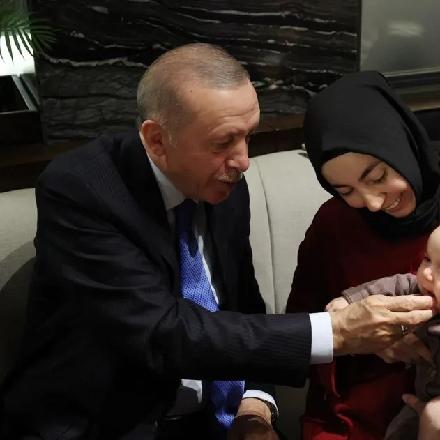 Başkan Erdoğan’dan iftar sonrası sürpriz kafe ziyareti! Vatandaşlarla sohbet etti, fotoğraf çektirdi! Minik bebeği sevdiği anlar tebessüm ettirdi
