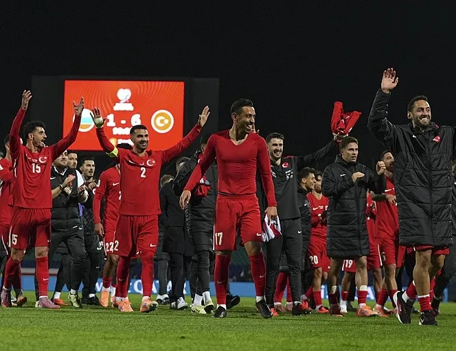 Ay yıldızlı yanardağ