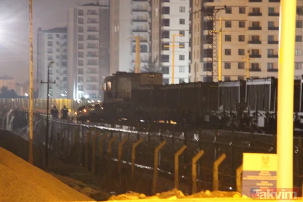 150 metre sürüklendi! Hemzemin geçitte kaza: Yük treni otomobile çarptı - 12