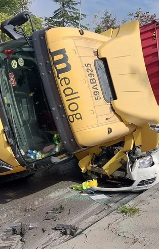 Ömürlük ha'tır'a! TIR'ın altında kalan otomobilden yara almadan kurtuldu