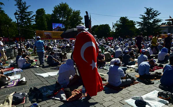 Ayasofya'ya yetişemeyenler cuma namazını Yenikapı'da kılacak-6