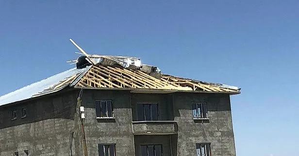 Van’da fırtına çatıları uçurdu