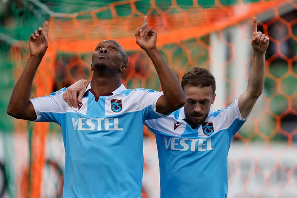 sampiyonluga-giden-trabzonsporda-anthony-nwakaeme-ve-edin-visca-goz-dolduruyor-1646919965673.jpg