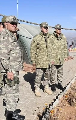 Orgeneral Akar askeri birlikleri denetledi