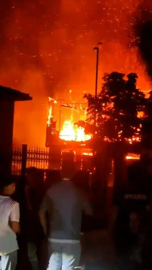 fatihte-metruk-bina-alevlere-teslim-oldu-1691871662720.jpeg Fatih’te metruk bina alevlere teslim oldu!-2