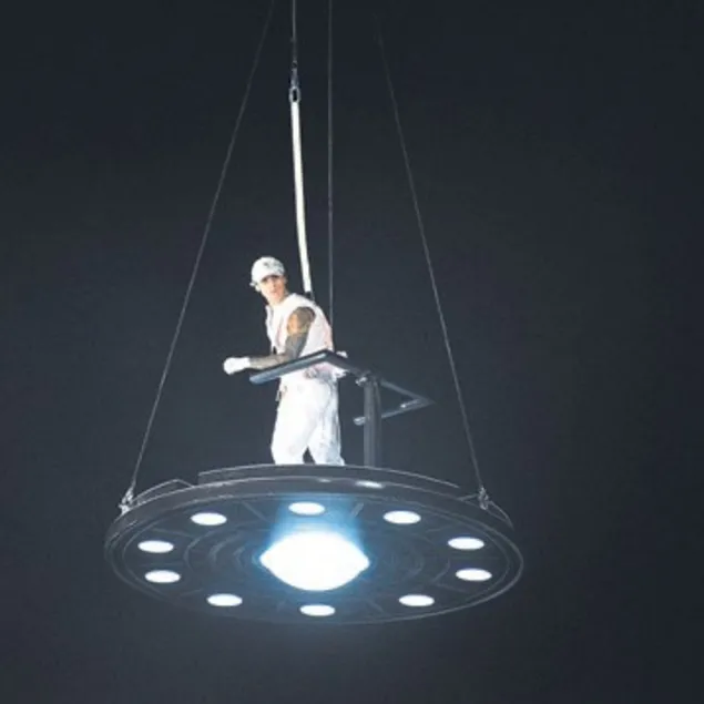 Çakal sahneye ufo ile indi!