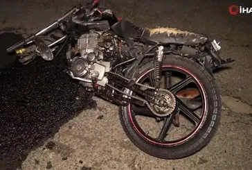 Devrilen motosikletin sürücüsü tek ayakkabıyla kaçtı! Otomobildeki 2 kişi yaralandı