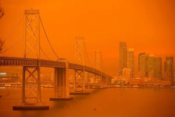 California'daki yangınlar nedeniyle San Francisco'da gökyüzü turuncuya büründü-3