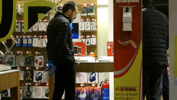 bursada-14-saniyede-toplam-degeri-100-bin-lira-olan-cep-telefonlari-calindi-1644732958946.jpg Bursa'da 14 saniyede toplam değeri 100 bin lira olan cep telefonları çalındı-5