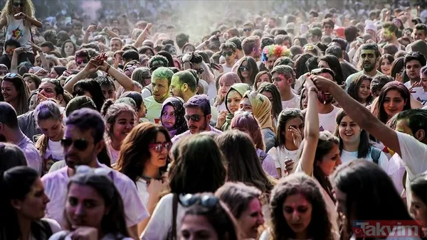 Yaş ayrımcılığı tartışması Özel bir merkez tarafından yürütülen "Age Without Limits" kampanyası toplumda yaygın olan yaş ayrımcılığına dikkat çekiyor....