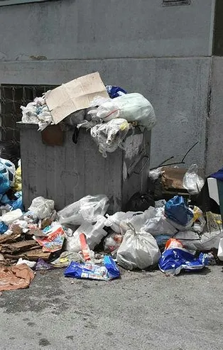 İzmir'de CHP'li Konak Belediyesi çöpleri toplamadı: Vatandaş isyan etti!