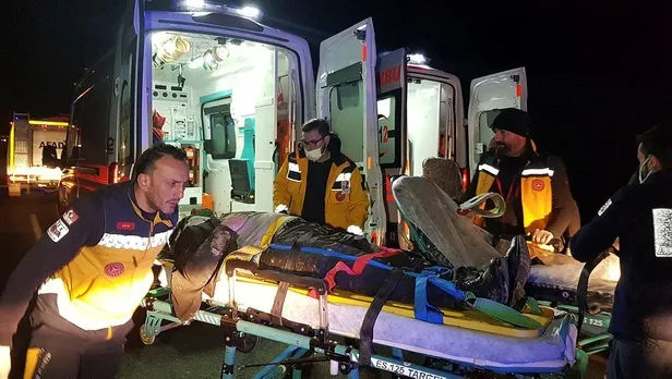 Son dakika haberi... Erzincan'da yolcu otobüsü şarampole devrildi: 2 kişi öldü, 7'si ağır 31 kişi yaralandı-2