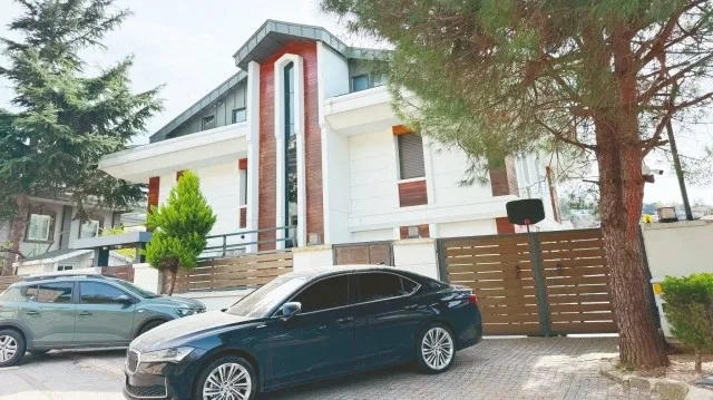 350-bin-tllik-gelirle-37-milyonluk-kirayi-nasil-odedi-acarkentteki-villa-sahibi-murat-ongunun-yalanini-ortaya-1744119720295.jpeg Ongun’un oturduğu villanın 3.7 milyonluk yıllık kirasını peşin ödediği ortaya çıktı (Takvim.com.tr)