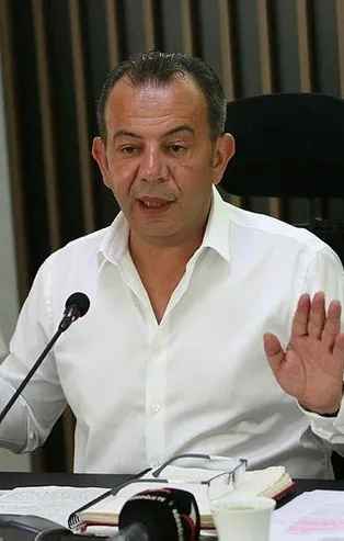 Irkçı söylemleriyle tepki çeken CHP’li Tanju Özcan evinde sigortasız mülteci çalıştırmış