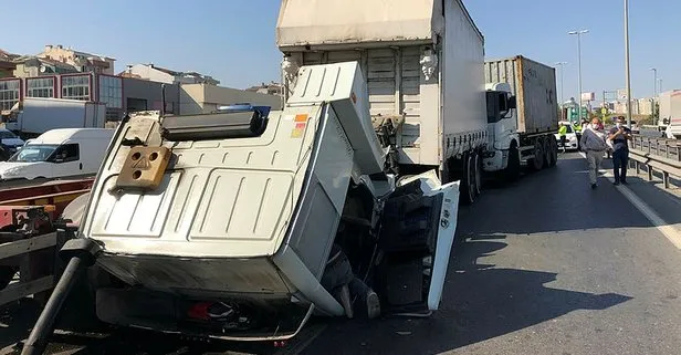 Beylikdüzü'nde üç tır birbirine girdi! Trafik kilitlendi