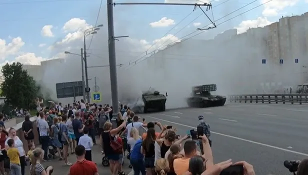 Rusya’da geçit töreni esnasında son teknoloji tank arıza yaptı
