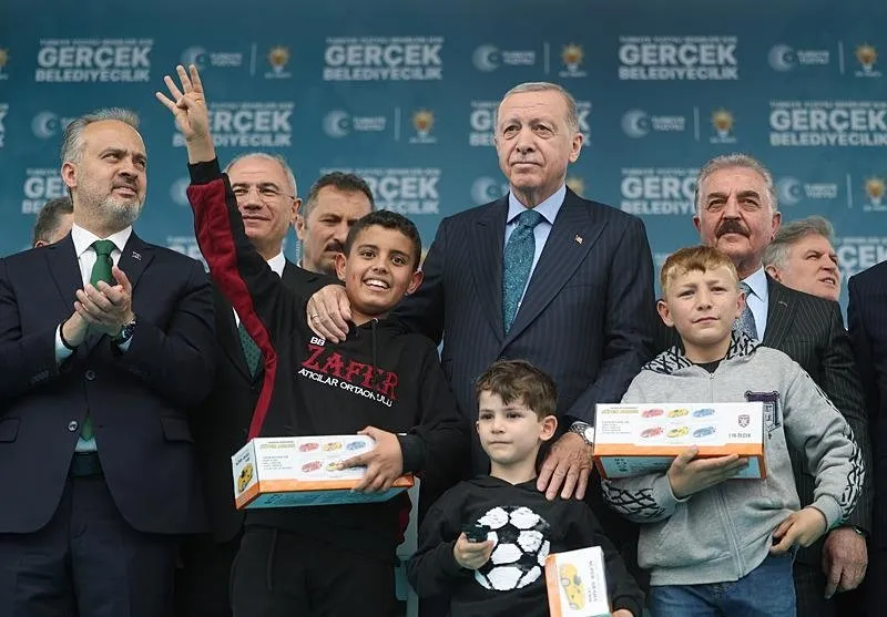 Başkan Erdoğan, sahneye gelen çocuklarla birlikte fotoğraf çektirdi.