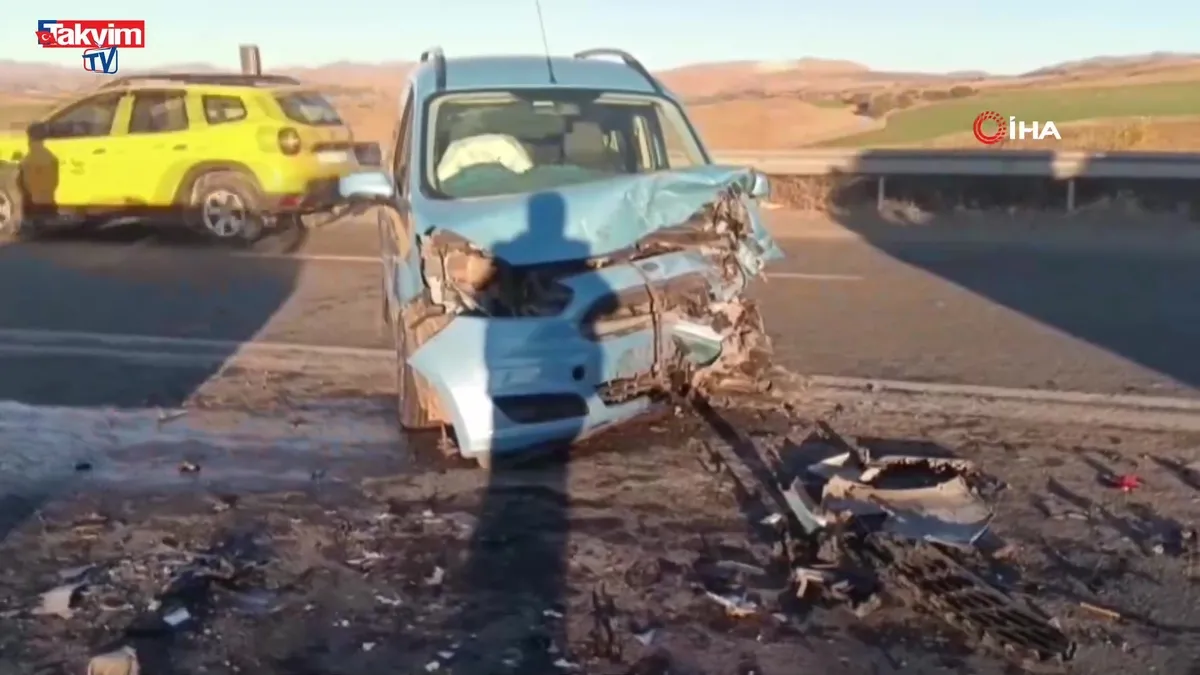 Elazığ'da iki araç kafa kafaya çarpıştı: yaralı var