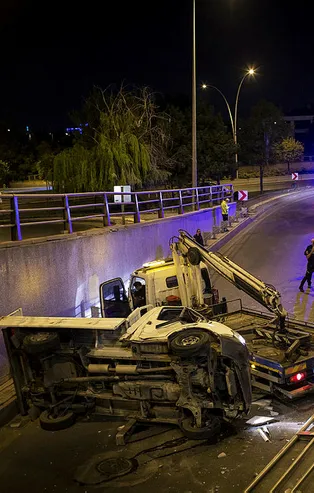 Ankara'da feci kaza! Kamyonet köprüden düştü