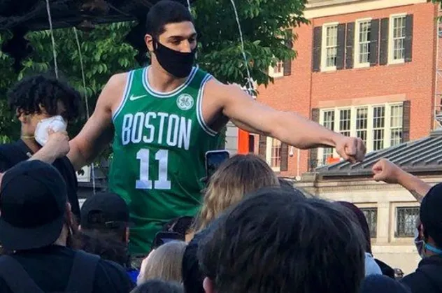 FETÖ "popüler" teröristlerini Trump'a karşı sahaya sürüyor! Enes Kanter ABD’deki eylemlere katıldı