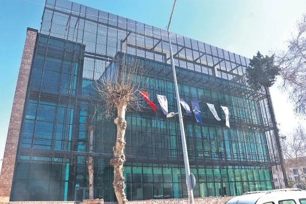 deprem-sonrasi-akillara-turkiyede-yapilan-garip-binalar-geldi-1677202586801.jpeg Deprem sonrası akıllara Türkiye'de yapılan garip binalar geldi-5