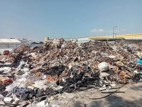 1688541680606.jpeg İzmir'i çöp götürdü! Esnaf CHP'li belediyeden bezdi: Mikrop kapıp hasta olacağız-2