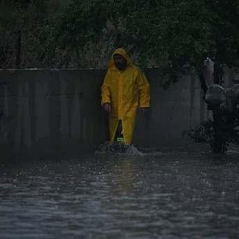 Ankara’da sağanak yağış etkili oldu, sokaklar göle döndü