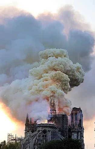 Notre Dame Katedrali'ndeki yangın 8,5 saat sonra söndürüldü