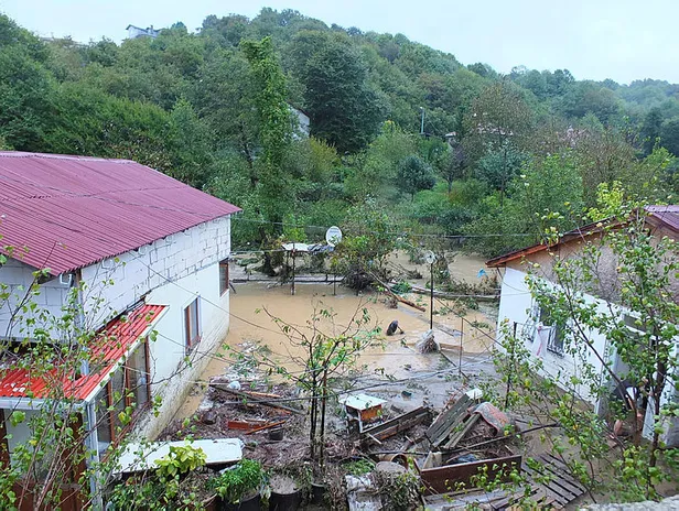 İstanbul Beykoz'da dehşet anları! Yıldırım düştü dere taştı-2