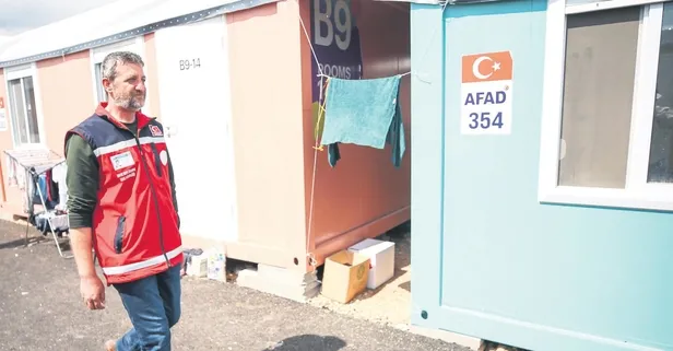 Öğretmen Ahmet Cevdet Alkan'dan hayat dersi! 44 yakınını kaybetmesine rağmen afetzedelerin imdadına koşuyor