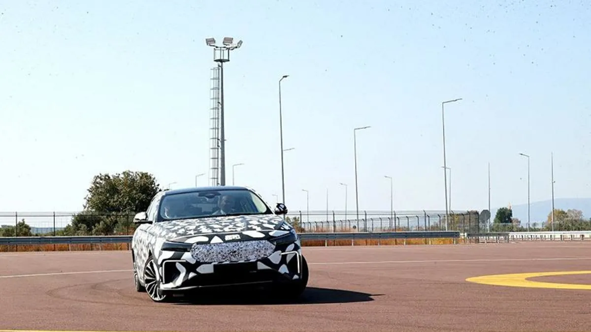 Sanayi ve Teknoloji Bakanı Mehmet Fatih Kacır, Togg'un ilk sedan modeli T10F'yi test etti