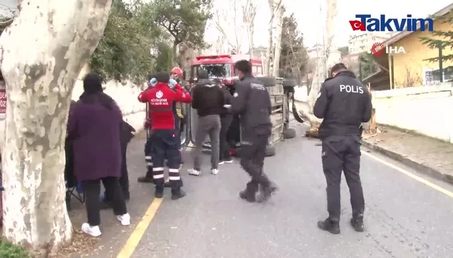 Üsküdar’da ağaca çarpan otomobil yan yattı