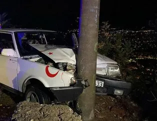 Kontrolden çıkan otomobil aydınlatma direğine çarptı