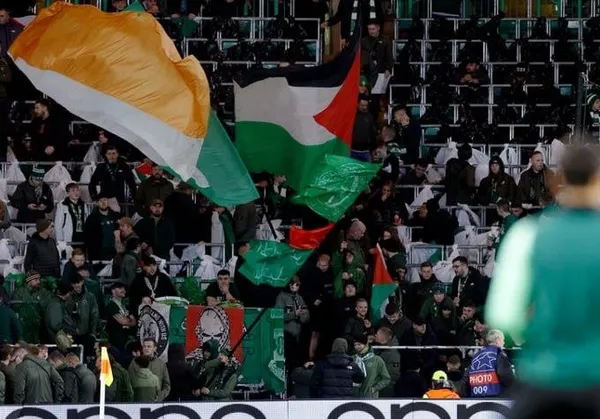 1698263292890.jpeg Celtic kulübü izin vermedi taraftar yasak dinlemedi! Atletico Madrid maçında Filistin bayraklı koreografi-6