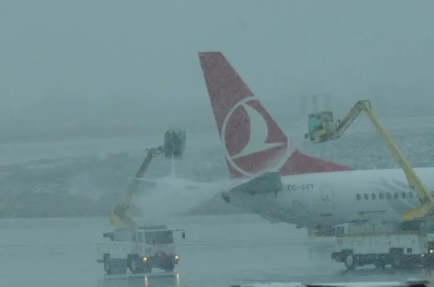 İstanbul'da hava trafiğine kar engeli
