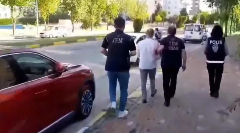 feto-kiskaca-alindi-29-ilde-108-gozalti-cok-sayida-doviz-ve-dijital-materyal-ele-gecirildi-1720104793547.jpeg FETÖ 'Kıskaç'a alındı! 29 ilde 108 gözaltı... Çok sayıda döviz ve dijital materyal ele geçirildi-4