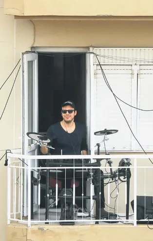 Müzik grubu Narkoz "evde kalanlara" çatıdan müzik ziyafeti çekiyor