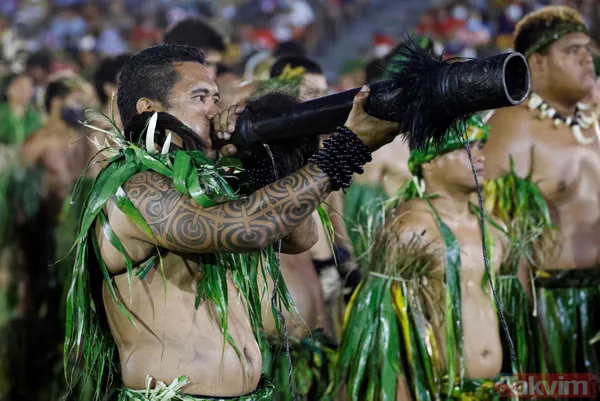 Fransa Cumhurbaşkanı Emmanuel Macron'un Fransız Polinezyası'nda ilginç anları! Boynuna çiçekleri doladılar - 20