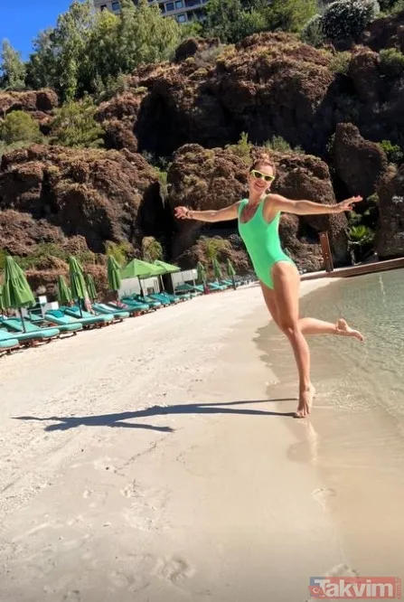 Ayça Ayşin Turan ve sevgilisi Alp Navruz denizde dudak dudağa! Aşka geldiler birbirlerini öpücüklere boğdular Ayça'nın fiziği... - 15