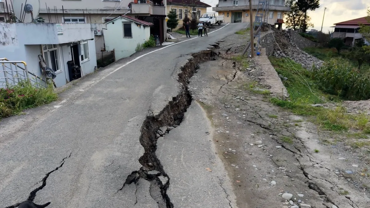 Rize’de şiddetli sağanak yolu ikiye böldü: İstinat duvarları faciayı engelledi