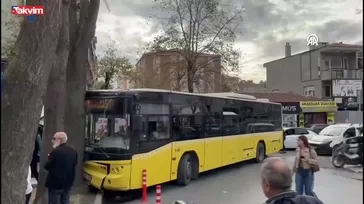 Bağcılar'da İETT otobüsü ağaca çarptı