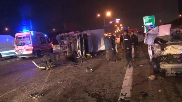 TEM Otoyolu'nda feci kaza! Hafif ticari araç kamyonete arkadan çarptı: 4 yaralı-3