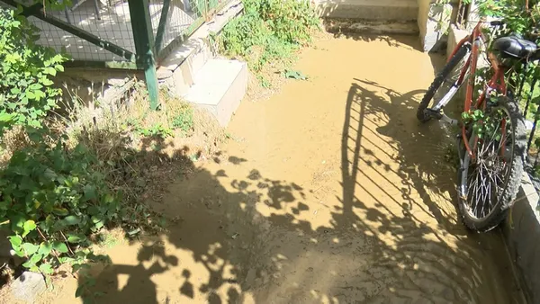 buyukcekmecede-coken-yola-otomobil-dustu-iski-calismasi-vatandaslara-kabus-oldu-1656094621834.jpg Büyükçekmece’de çöken yola otomobil düştü! İSKİ çalışması vatandaşlara kabus oldu-2