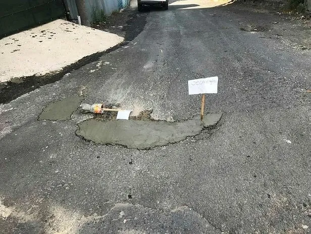 corluda-yollardaki-cukurlari-vatandas-doldurmaya-basladi-chpli-vasat-belediyeden-aciklama-allah-razi-olsun-1632149178660.jpeg